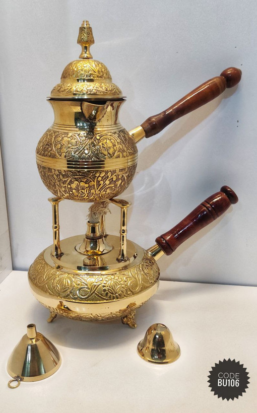 پایه وارمر برنجی مدل تپل با طراحی سه پایه پیکانی و دستههای چوبی، ظروف پذیرایی لوکس متالوکس