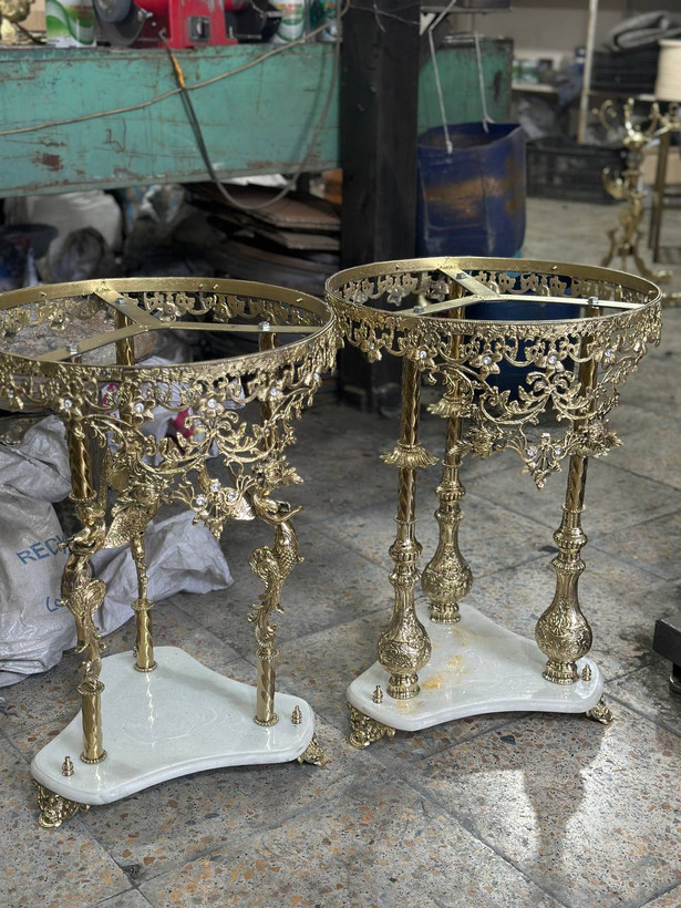 میز برنجی و سنگی لوکس و سنگین طرح سه فرشته و صراحی تاجدار متالوکس