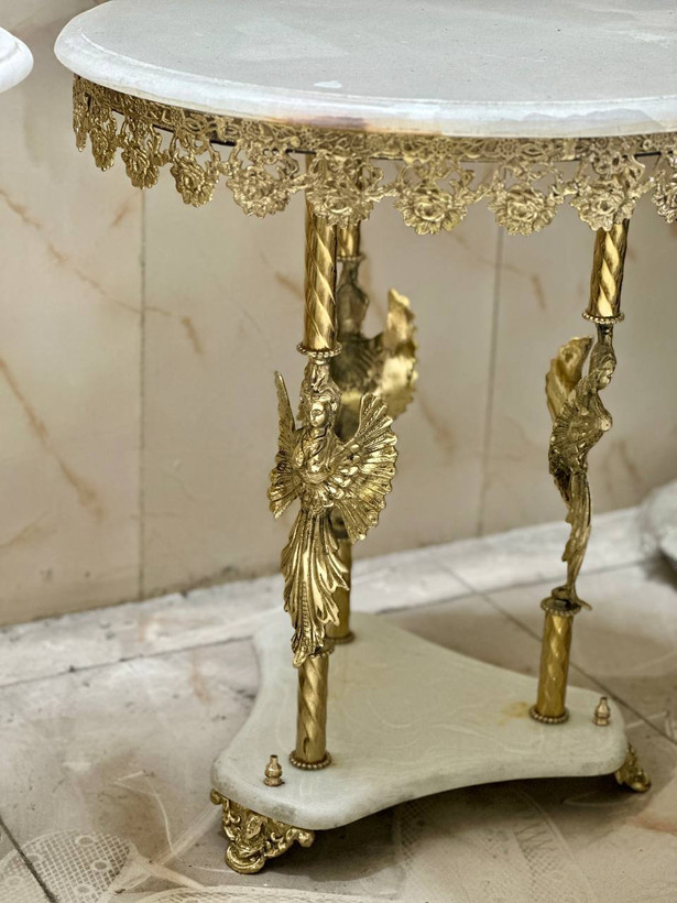 میز برنجی و سنگی لوکس و سنگین طرح سه فرشته بالدار متالوکس
