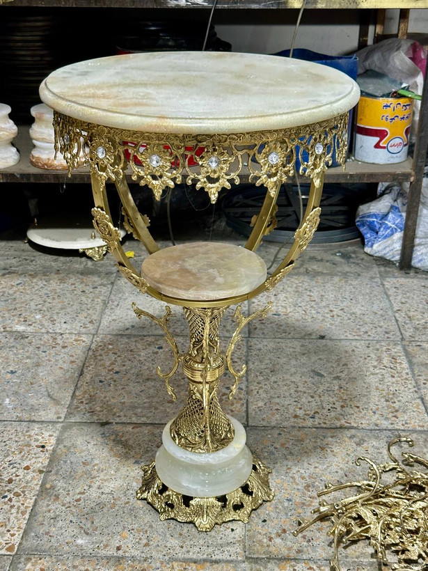 میز برنجی لوکس و سنگین طرح گل آفتاب با ستون زنبوری متالوکس
