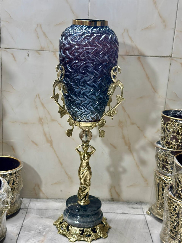 گلدان کنار سالنی برنجی لوکس و بزرگ مدل بانو متالوکس