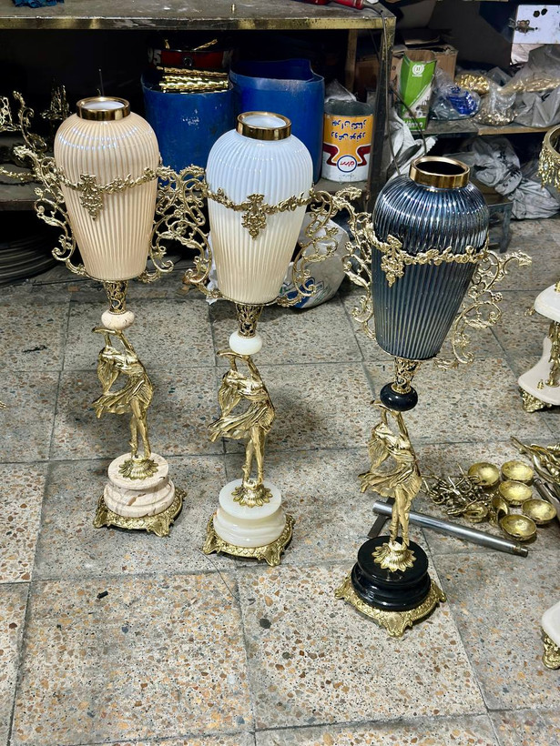 گلدان کنار سالنی برنجی لوکس پایه سنگی مدل پرنس طرح ارکیده متالوکس