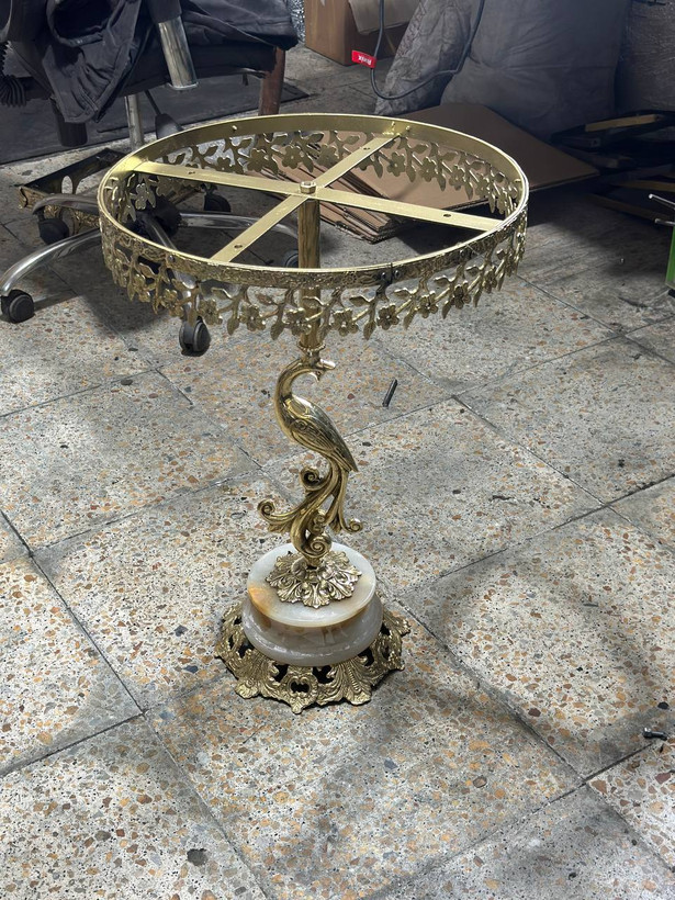 میز خاطره برنجی لوکس پایه سنگی طرح درنا و گل شیپوری متالوکس