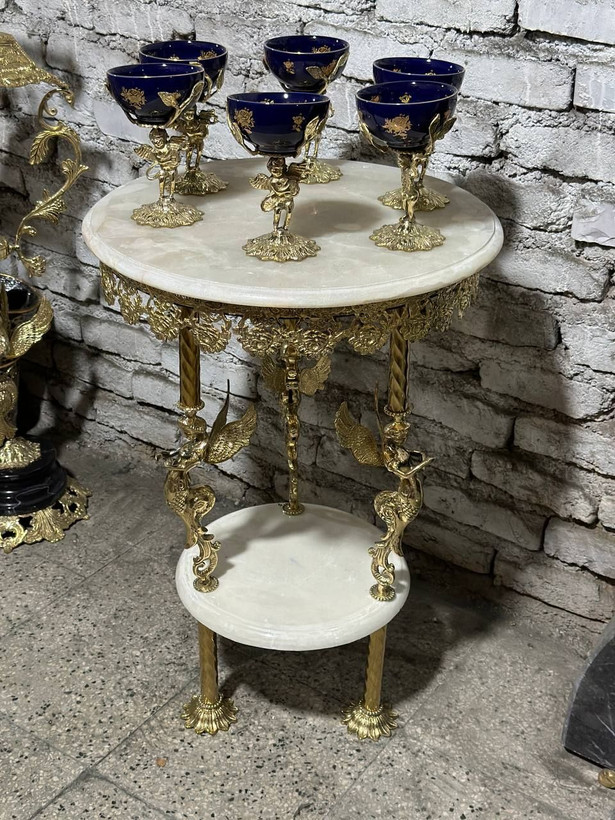 میز گرد برنجی دو طبقه لوکس طرح سه فرشته و گل رز متالوکس