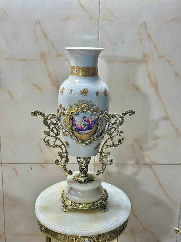 گلدان رومیزی چینی طلاکوب لوکس با پایه سنگی و یراق برنجی متالوکس