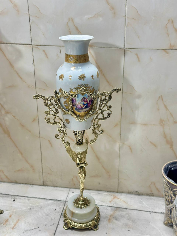 گلدان کنار سالنی چینی طلاکوب لوکس با پایه سنگی و یراق برنجی متالوکس
