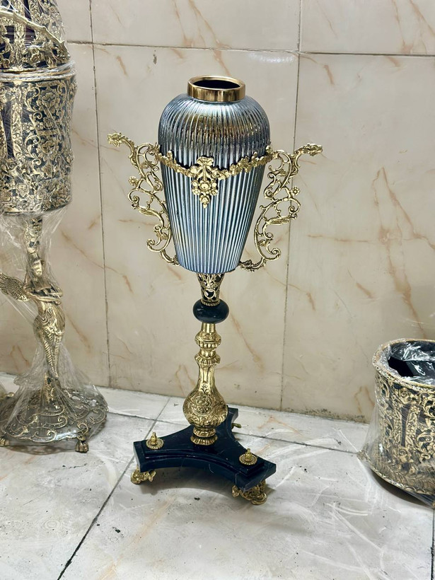 گلدان کنار سالنی برنجی پایه سنگی سوراهی مدل ارکیده لوکس متالوکس