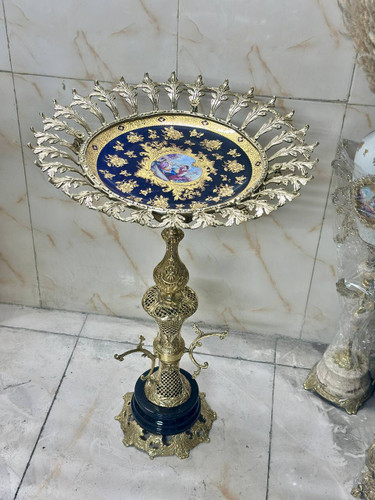 کنار سالنی ستون زنبوری برنجی