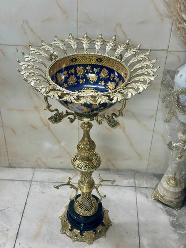 کنار سالنی ستون زنبوری برنجی