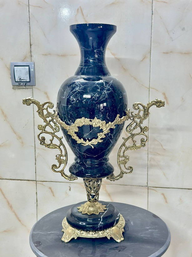 گلدان کاپی رومیزی لوکس با پایه سنگی از مجموعه متالوکس