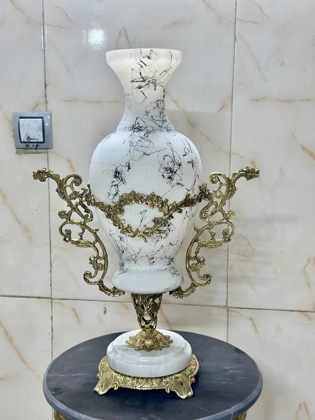گلدان کاپی رومیزی لوکس با پایه سنگی از مجموعه متالوکس