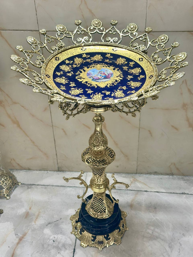 کنار سالنی ستون زنبوری با گلهای قلبی برنجی؛ شکوهی بینظیر برای لابی و سالنهای مجلل. کیفیت ممتاز از متالوکس با ارسال به سراسر ایران.