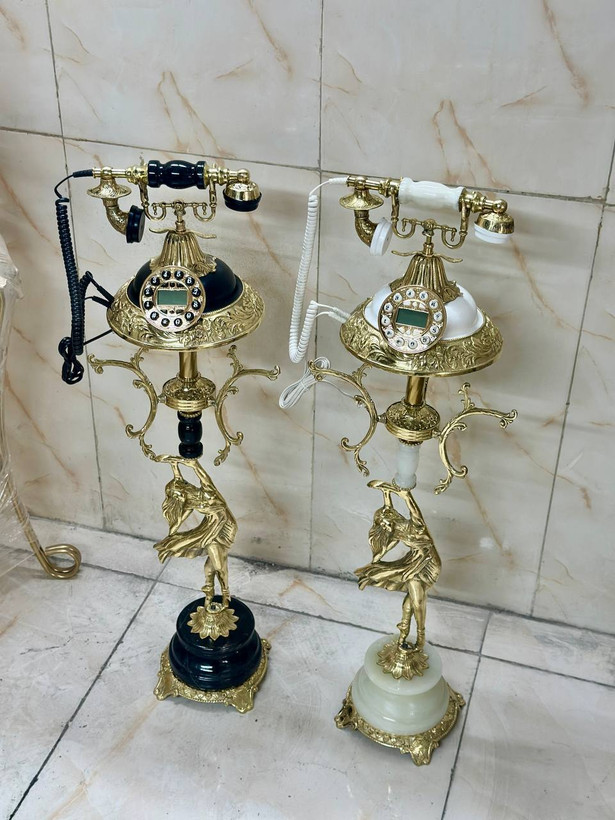 میز تلفن ایستاده گرد مدل پرنس با پایه سنگ طبیعی ممتاز و طراحی برنجی ظریف از برند متالوکس