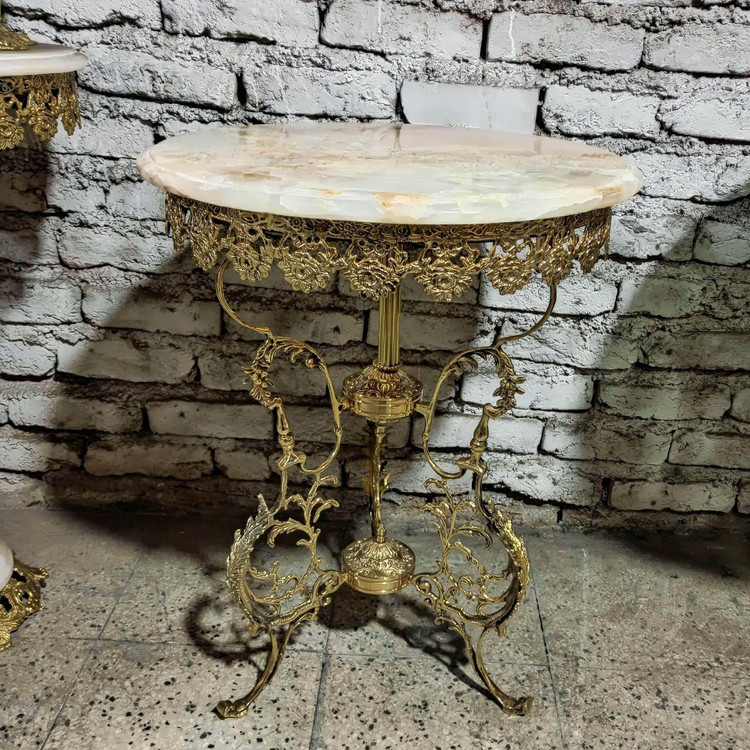 میز فرانسوی لوکس با طرح گل رز و سه پایه برنجی منحنی و هنرمندانه از برند متالوکس