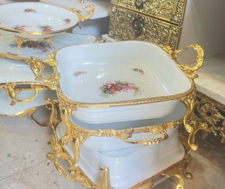 لازانیا خوری مربع پایه دار سرامیکی با طرح گلدار ظریف از برند متالوکس