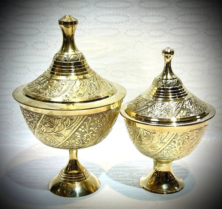 قندان برنجی پایهدار با طرح حکاکی شده گل رز و درپوش ظریف.
