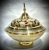 قندان برنجی دردار با طرح حکاکی طاووس و پرداخت براق طلایی.