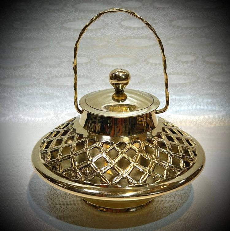اسپند دود کن و جاعودی برنجی مشبک با دسته بلند و طراحی ظریف هنری.