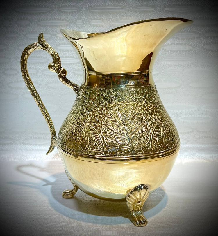 پارچ برنجی سه پایه با طرح حکاکی شده طاووس و دسته ظریف کلاسیک