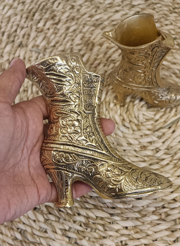 دکوری برنجی طرح کفش هندی لوکس و ظریف با نقشبرجستهها و قلمزنی دستساز متالوکس