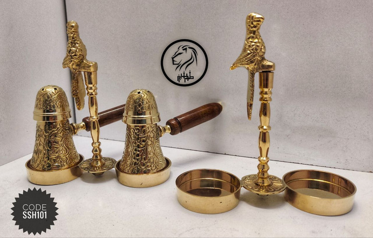 استند چهارپایه برنجی طرح طاووس، جاشو نمک و فلفل لوکس با طراحی هنری.