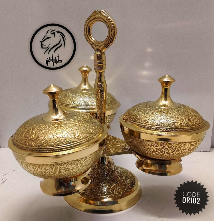 اردو خوری گردان سه تایی برنجی با نقش برجسته طاووس برای پذیرایی شیک و لوکس.