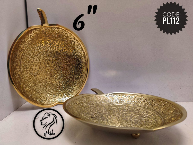 پیشدستگیر برنجی تک با طراحی ظریف طرح طاووس و نقوش مدل سیب برای دکوراسیون لوکس.
