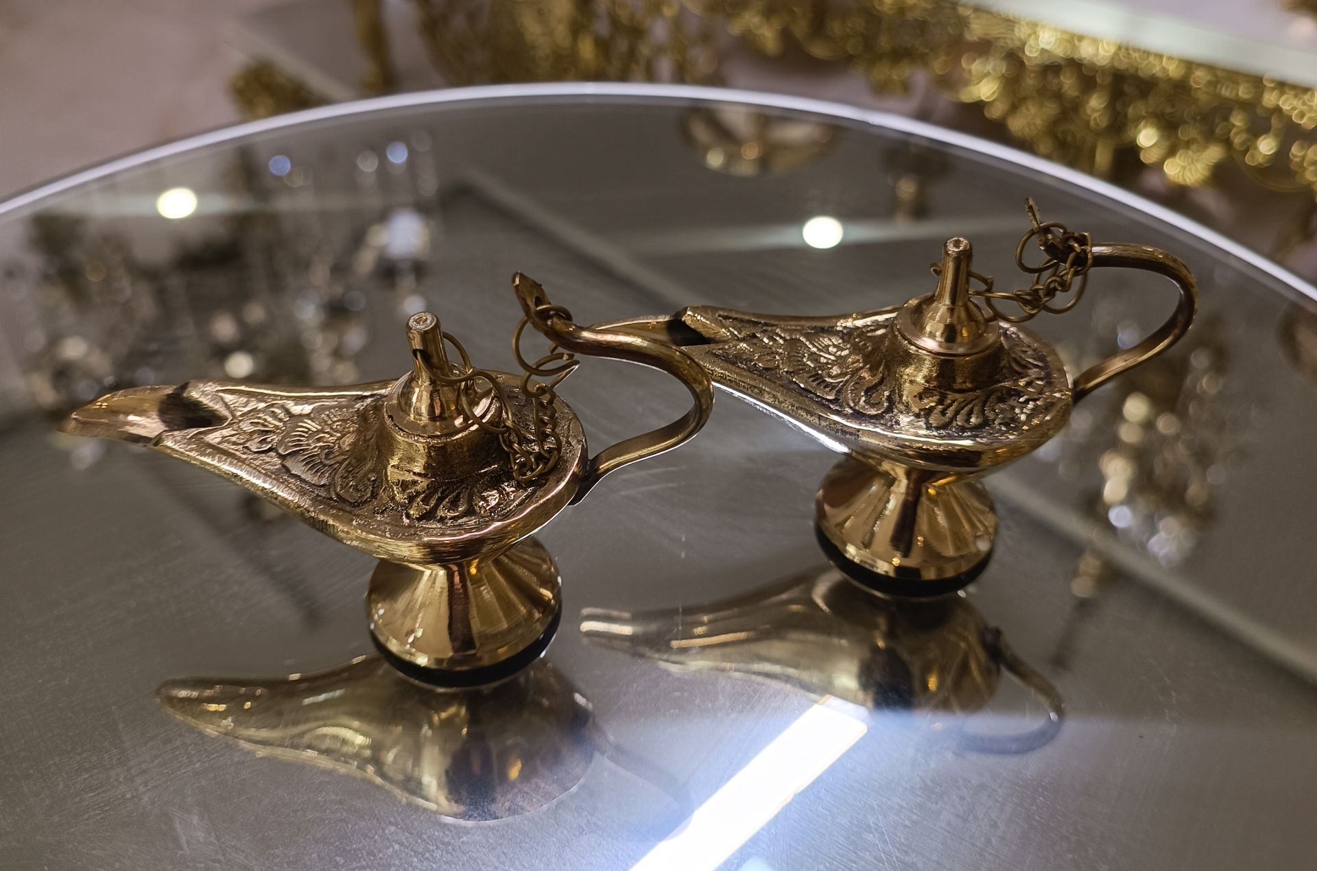 چراغ جادو برنزی سایز متوسط با طرح اصیل هندی و جزئیات هنری برند متالوکس
