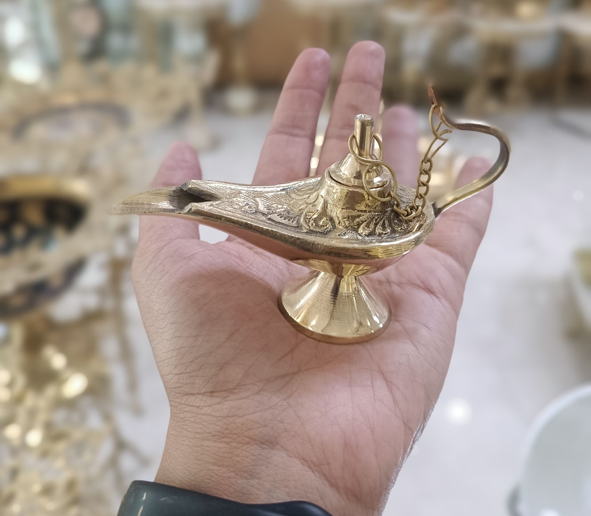 چراغ جادو برنزی سایز متوسط با طرح اصیل هندی و جزئیات هنری برند متالوکس