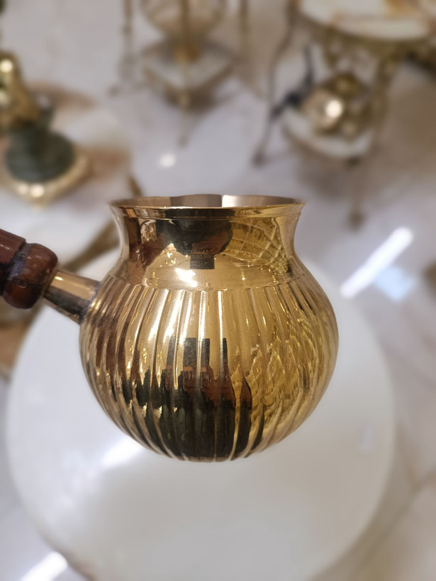 قهوهجوش برنجی راه راه سایز متوسط بدون درب با طراحی خطی و درخشان