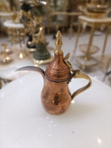 دله قهوه عربی مدل بغدادی از جنس مس با طراحی ساده و سایز کوچک مناسب سرو قهوه و دکور سنتی محصول متالوکس