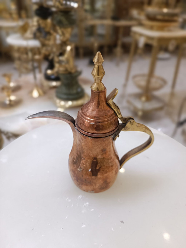 دله قهوه عربی مدل بغدادی از جنس مس با طراحی ساده و سایز کوچک مناسب سرو قهوه و دکور سنتی محصول متالوکس