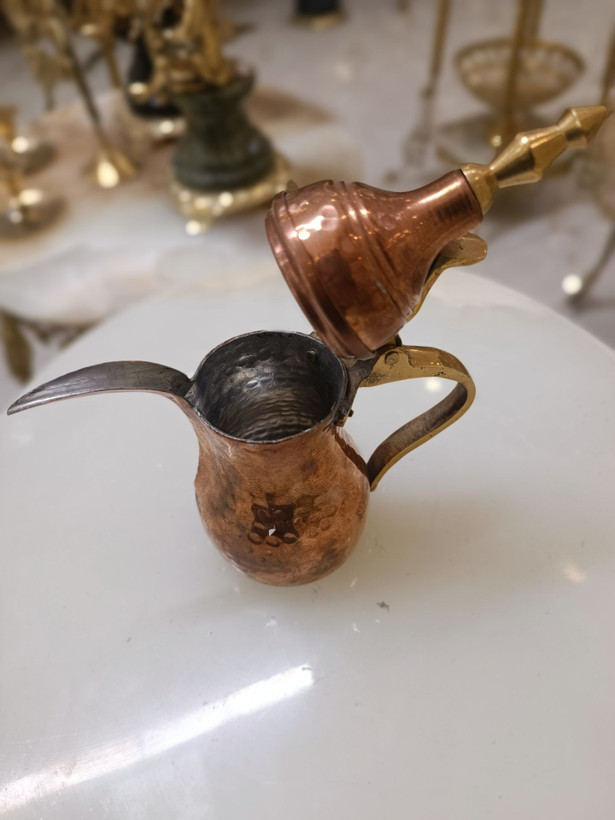 دله قهوه عربی مدل بغدادی از جنس مس با طراحی ساده و سایز کوچک مناسب سرو قهوه و دکور سنتی محصول متالوکس