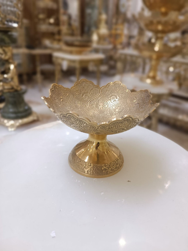 ظرف سنتی برنجی هندی سایز ۶ اینچ با طراحی اصیل و درخشش خیرهکننده