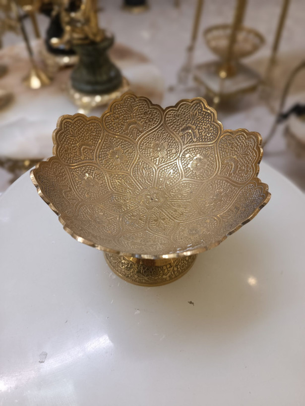 ظرف سنتی برنجی هندی سایز ۶ اینچ با طراحی اصیل و درخشش خیرهکننده