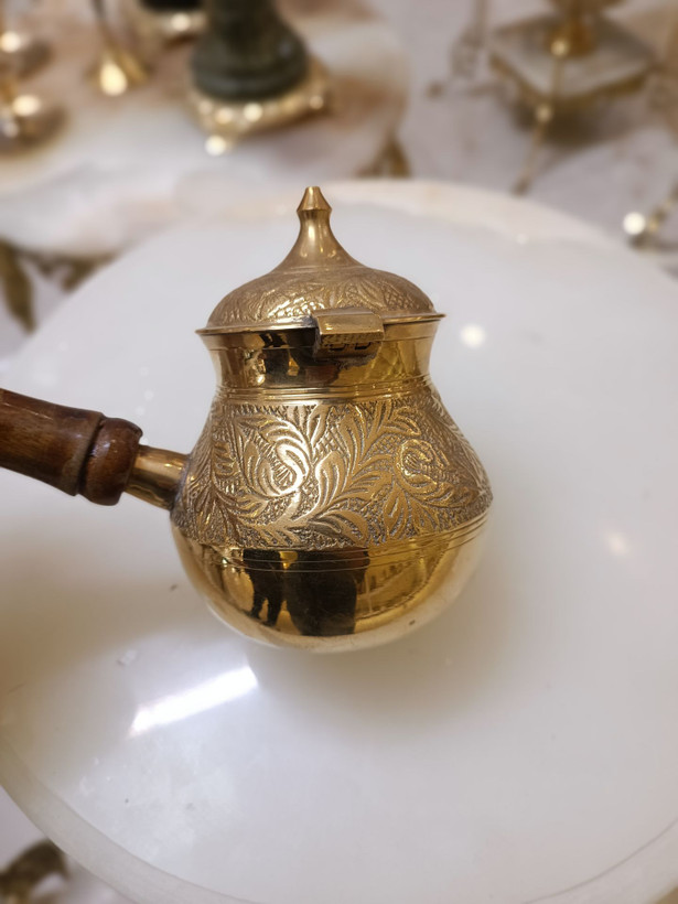 قهوه جوش برنجی سایز ۵ اینچ با دسته چوبی و درب دار و طرح گل