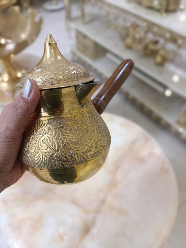 قهوهجوش برنجی ۶ اینچ ساخت هند با نقشونگار گلهای ظریف و بدنه براق