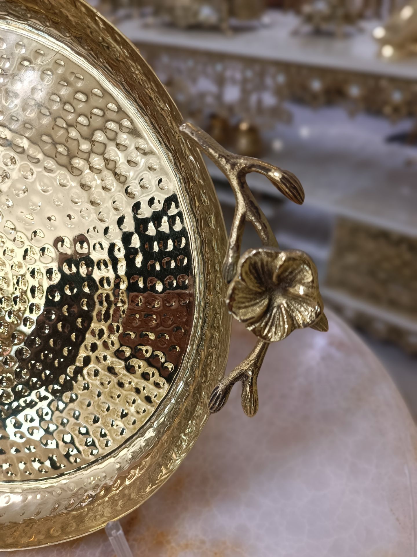 شیرینیخوری برنجی بزرگ با دستههای طرح ورق (برگ) و نقشونگار گل برای پذیرایی مجلل