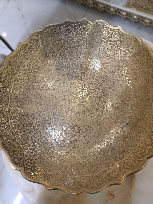 آجیلخوری برنجی هندی سایز ۱۰ اینچ با طراحی هنری دو طوطی در لبهها