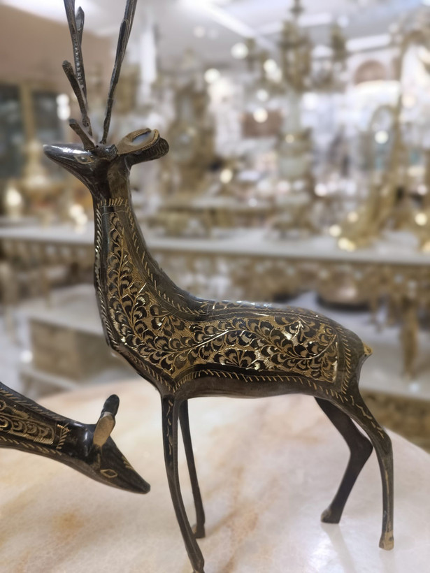 دو مجسمه آهو ایستاده تمام برنجی ۱۰ اینچی با پرداخت سیاه قلم (آنتیک) در ویترین فروشگاه متالوکس