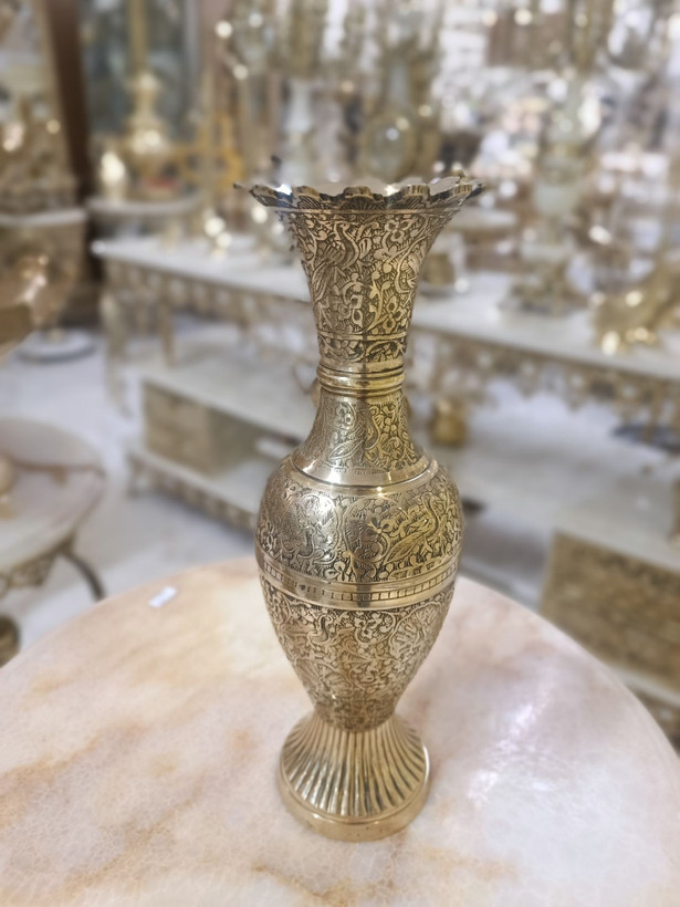 گلدان لب هلال برنجی هندی طرح طاووس با بدنهی منقوش و درخشش طلایی در فروشگاه لوکس متالوکس