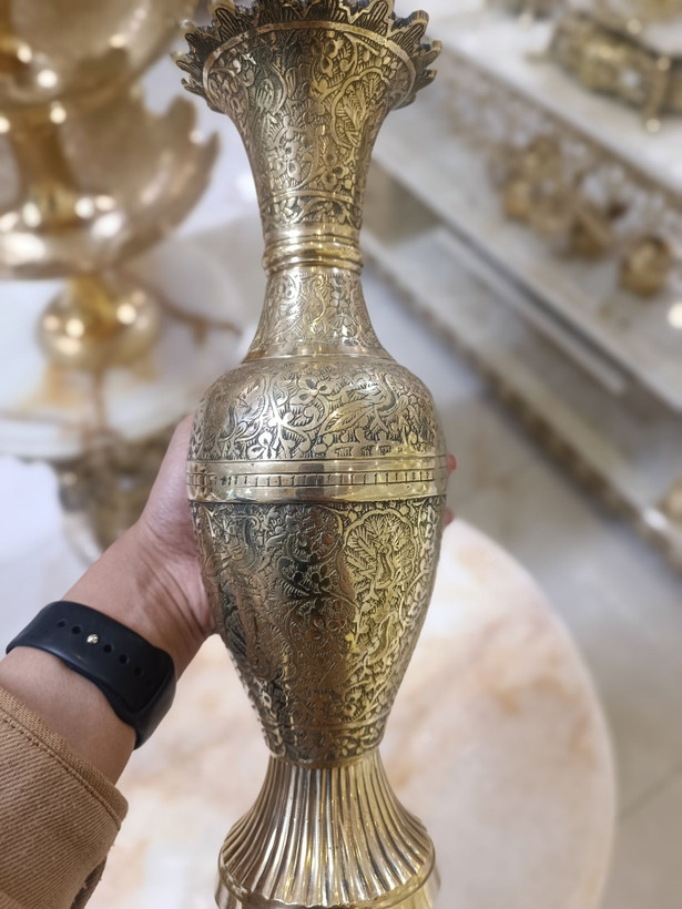 گلدان لب هلال برنجی هندی طرح طاووس با بدنهی منقوش و درخشش طلایی در فروشگاه لوکس متالوکس