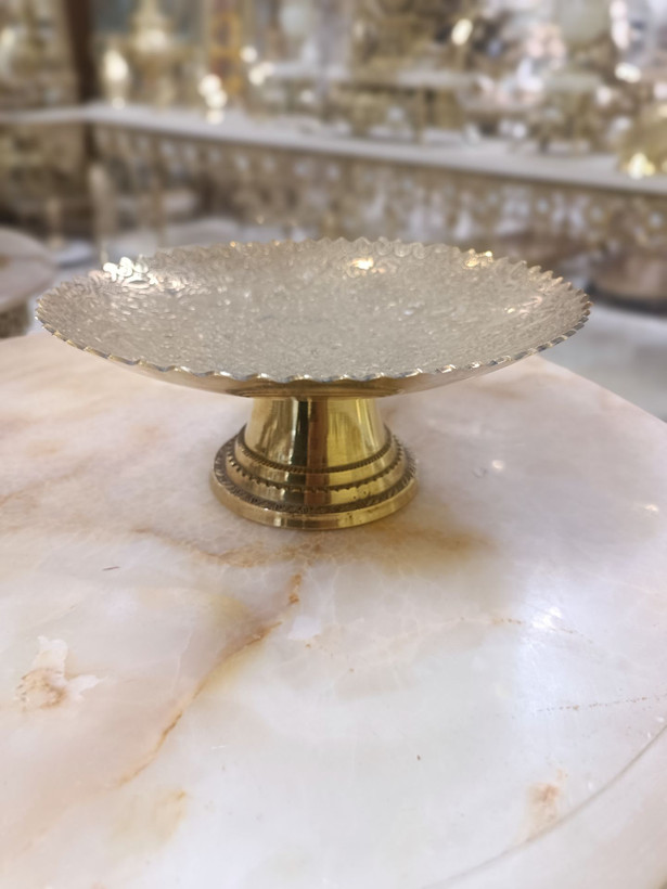 شیرینیخوری پایهدار برنجی هندی با طرح گل برجسته و درخشش طلایی در فروشگاه لوکس متالوکس