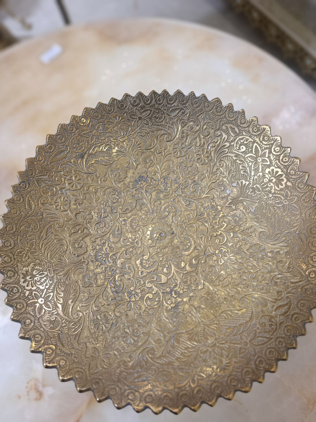 شیرینیخوری پایهدار برنجی هندی با طرح گل برجسته و درخشش طلایی در فروشگاه لوکس متالوکس