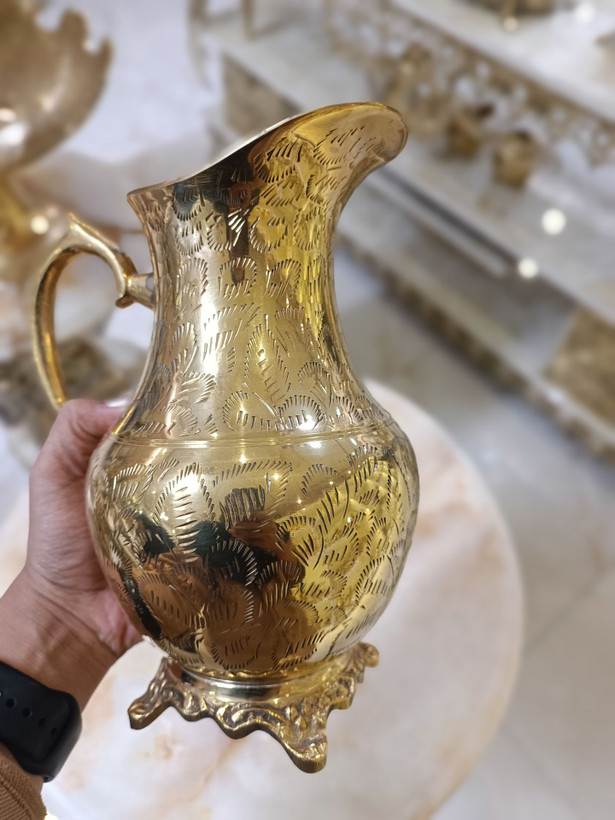 پارچ برنجی هندی پایهدار با قلمزنی دستساز و بدنه برجسته لوکس متالوکس.