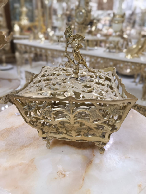 میوه خوری لب قلعه ۱۴ اینچ برنجی با نقوش قلم زنی طاووس سبک نیم نقش گالری متالوکس.