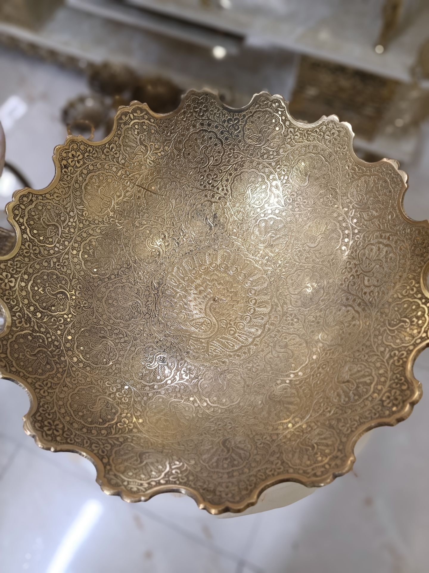 میوه خوری لب قلعه ۱۴ اینچ برنجی با نقوش قلم زنی طاووس سبک نیم نقش گالری متالوکس.