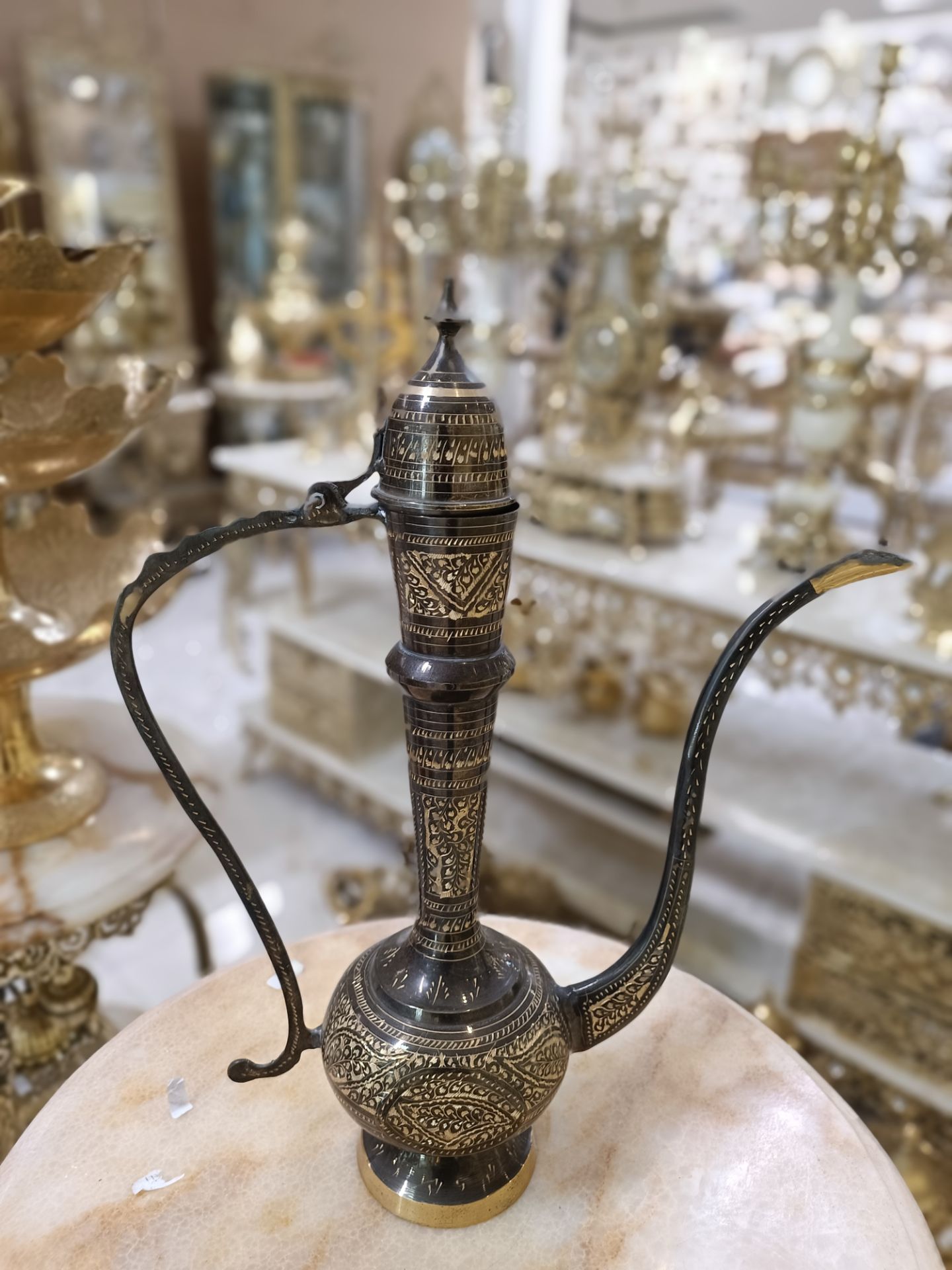 آفتابه گلاب پاش ۱۸ اینچ ساده برنجی پاکستانی با لوله کشیده و پرداخت درخشان گالری متالوکس.