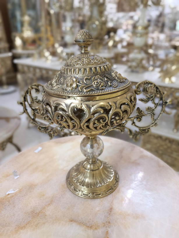 شکلاتخوری برنجی دربدار با فرم گنبدی و دستههای ظریف، ظرف پذیرایی کلاسیک و مجلل گالری متالوکس.