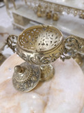 شکلاتخوری برنجی دربدار با فرم گنبدی و دستههای ظریف، ظرف پذیرایی کلاسیک و مجلل گالری متالوکس.